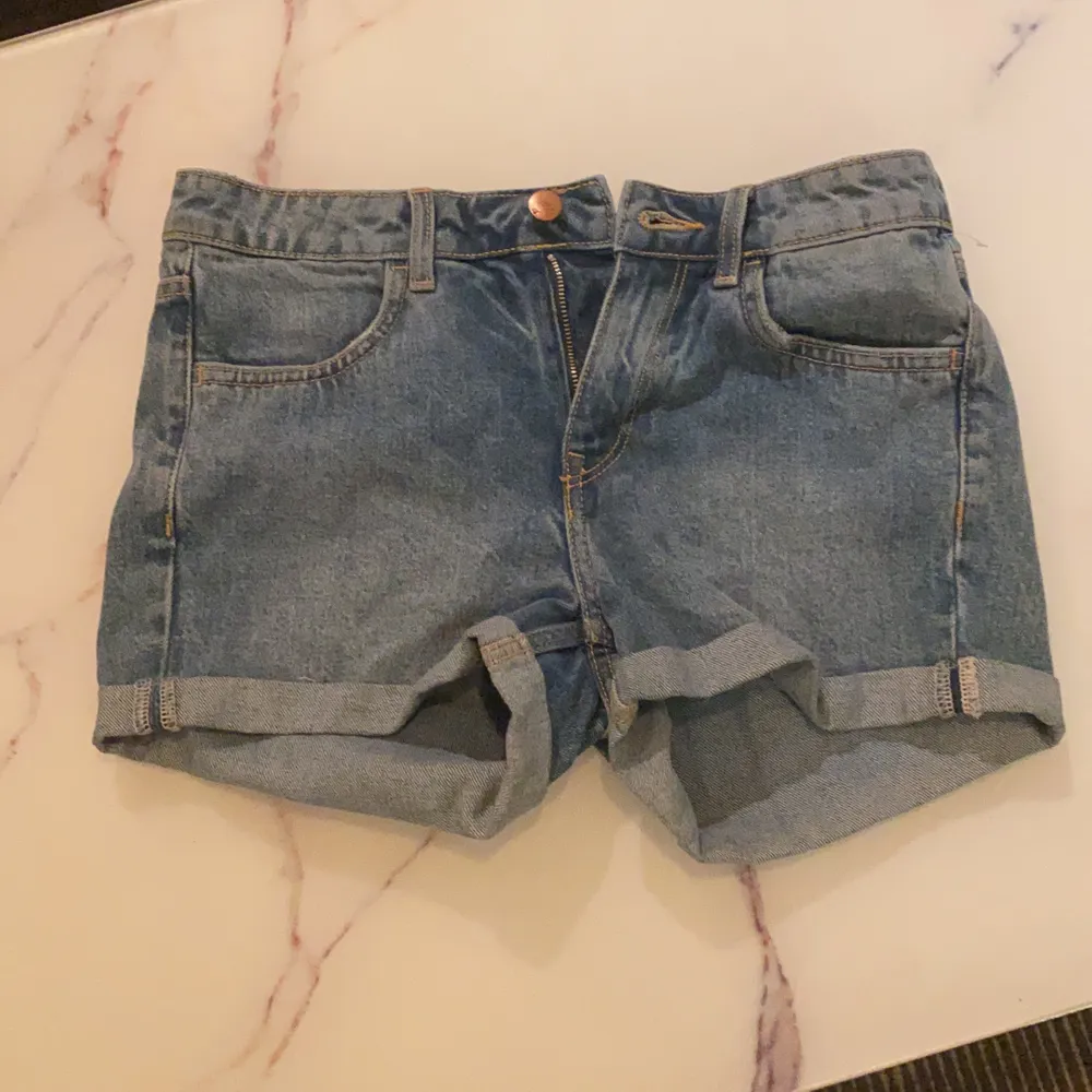 Ej använda råkade köpa i fel storlek. H&M jeans storlek 34. Normal hög midja. 50kr + frakt. Shorts.