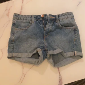 H&m jeans stil 34 - Ej använda råkade köpa i fel storlek. H&M jeans storlek 34. Normal hög midja. 50kr + frakt