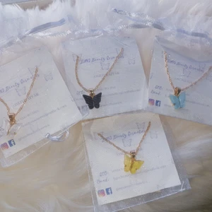 Fjäril Halsband - Sälja Halsband, 65kr/st. 4 färger finns i lager ( gul, blå, svart, vit) frakt är 10kr, ni kan gå ni på min webbsida www.bgmbeautycosmetics.com för mer.  DET FINNS BARA ETT BEGRÄNSAT ANTAL !! ❌Slutsåld blåa, vita, gula❌  