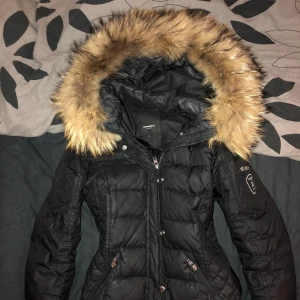 Rock and blue jacka strl 40. - Säljer denna populära Rock and blue vinter jacka storlek 40, fint skick inga slitage även fler bilder kan skickas. Endast använd en vinter. Kan skickas! Frakt ingår i priset. Ny pris ca 3000 kr.