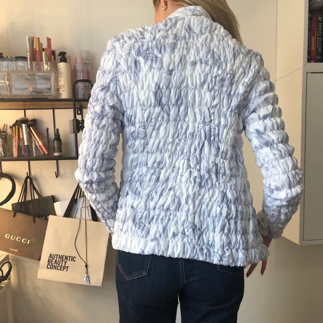 Vit jacka med blått mönster - 91