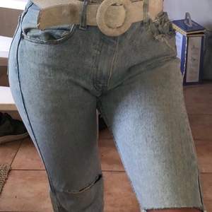Säljer dessa fina Levis jeans. Väl använda men ändå sjukt snygga!!
