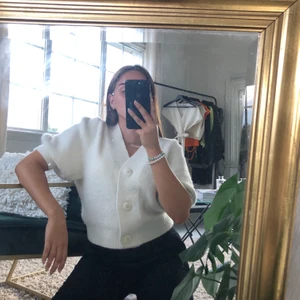 Short sleeve cardigan - Jag säljer denna söta cardigan från & Other Stories pga att den inte längre kommer till användning. Den är väldigt mjuk och sticks inte alls. Storlek M, men sitter bra på mig som vanligtvis brukar ha storlek S.