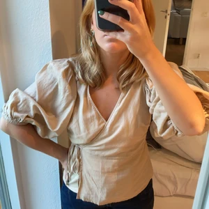 Beige blus linnematerial - Beige blus i linnematerial från Gina Tricot i strl XS. Frakt kostar 63kr!