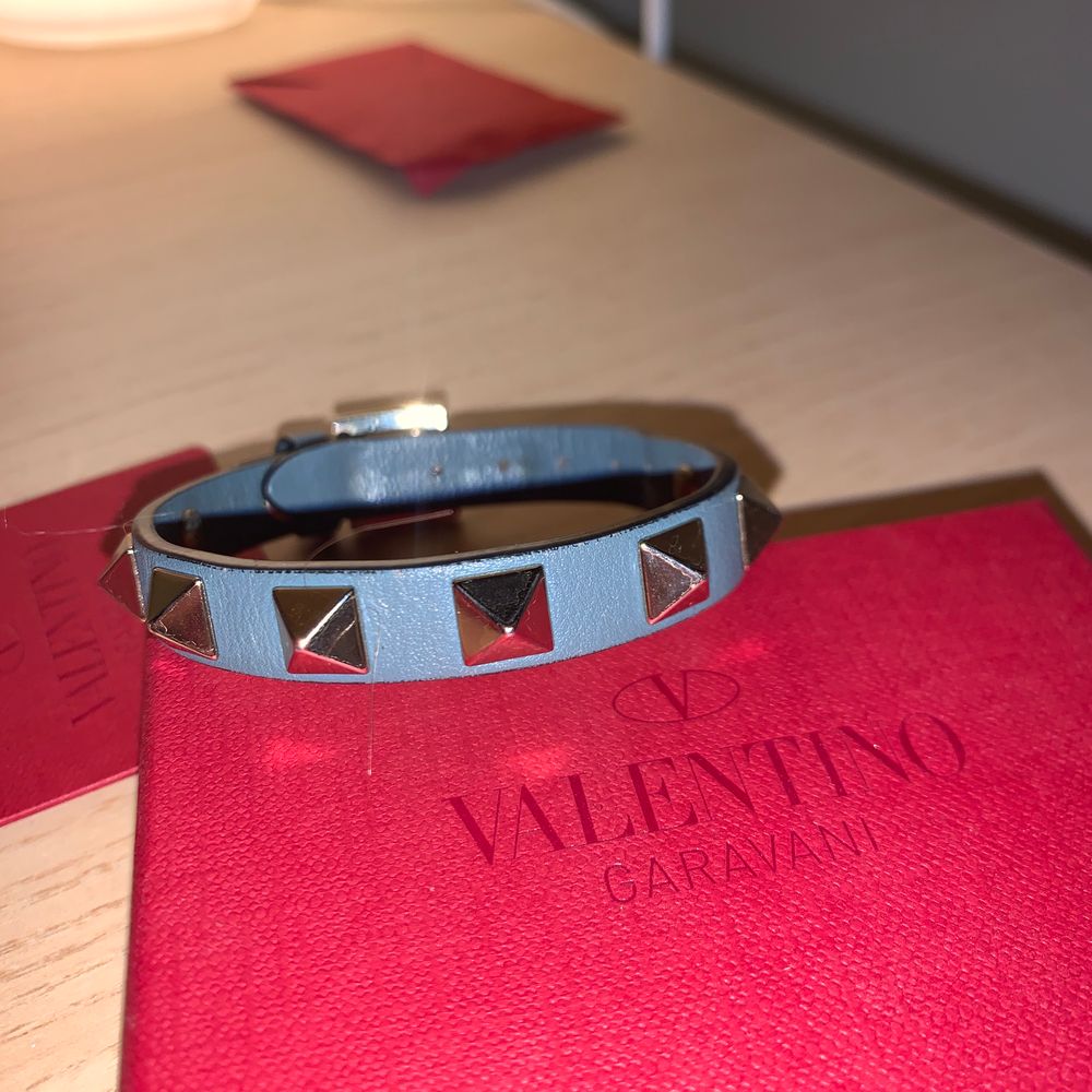 Säljer mitt Valentino armband då jag har sötat och används armbandet. Armbandet är ca ett halv år gammalt lite slitningar på insidan men inget man tänker på annars är den i jätte fin. Köptes för 1700 kr på Nk i Göteborg💕. Accessoarer.