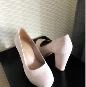 Rosa klackskor från DinSko stolek 35 - Nude/rosa färg. Har blivit använda bara ett antal gånger. Dom är fortfarande i ett gott skick! Fraktkostnad betalar du själv:)