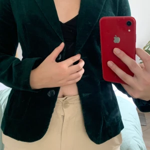 Grön manschesterkavaj strl 34 - Skitsnygg grön manchesterkavaj jag köpte second hand som tyvärr inte kom till användning 