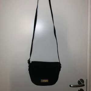 Tommy hilfiger väska - Tommy hilfiger väska säljs billigt