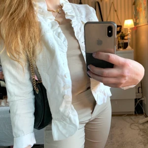 Vit kavaj - Vit kavaj från Rosebud, ”MOTEL linen jacket”. Den är aldrig använd så prislappen sitter kvar nypriset går på 699:-