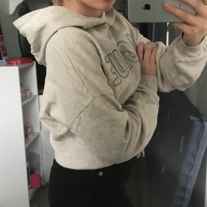 Hoodie - En fin, beige och supervarm hoodie med ett fint tryck där det står ”Magique” Nästan aldrig använd och i mycket bra skick. 80kr + frakt (tar bara swish).