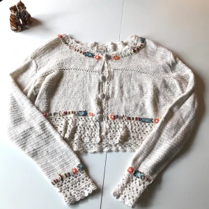 Söt virkad kofta med detaljer storlek s ✨ - Virkad kofta med detaljer i storlek small som är magtröjsaktig 🌼 frakt blir 42kr eller så möts jag upp i slussen ✨