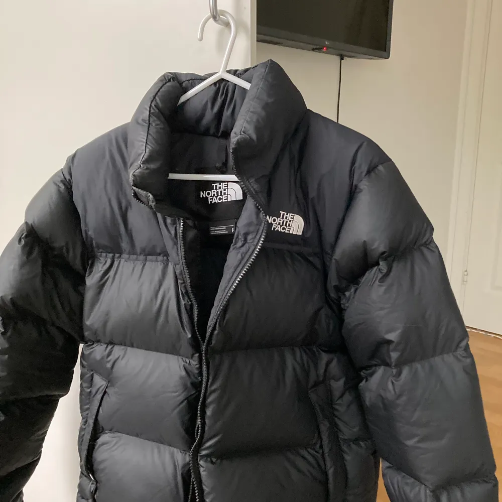 Tjock dunjacka från The north face, storlek S knappt använd förra vintern så väldigt fint skick❄️ köpt för 2500 kr, startpris 1400 kr (frakt tillkommerj 😇  BUDGIVNING i kommentarerna till Fredag🥰. Jackor.