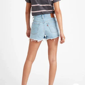 Levis shorts - I princip helt nya Levis shorts aldrig använda då de är för små. Nypris 550kr. Bud från 200kr, köp direkt för 300kr 