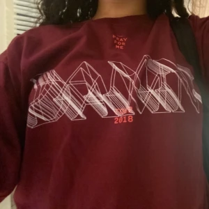 Kendrick Larmar tröja strl L - En Kendrick Larmar Tröja köpt på the damn tour i globen 2018😍 storlek L. Den har inte kommit till användning så jag känner att den förtjänar en ny ägare 🤗 kan mötas upp i Linköping annars tillkommer frakt!