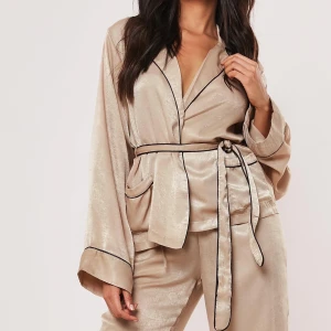 Satin Pyjama Top - Säljer nu min oanvända pyjamastopp i satin ✨ Sjukt fin med knytning i midjan! Köpt på missguided och finns inte längre kvar att köpa på hemsidan, säljer pga fel storlek. Fri frakt ✨