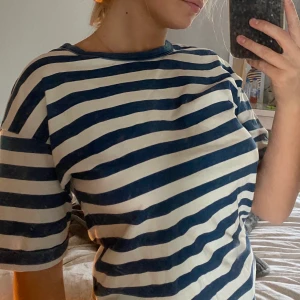 Levis tshirt  - Oversize tshirt från levis använd fåtal gånger. Står xs, men sitter som en s. Inga fläckar eller andra defekter och är som i nyskick! Spårbar frakt tillkommer på 49kr 🤼‍♂️🤼‍♂️