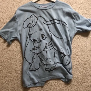 T-shirt från Zara  - Säljer min nyköpta T-shirt från Zara då den inte passar min stil längre. Jag har bara använt den två gånger så den är i princip helt ny. ✨ Köparen står för frakten eller så möts vi upp. Tröjan är i storlek S.💗 Buda i kommentarerna eller få den direkt för 150!