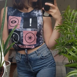 Officiell Panic! At the disco tank top - Panic! At the disco tänk top från HOT TOPIC. Aldrig använd. Säljer pga att jag har slutat lyssna på artisten. I bra kondition. Storlek Small.