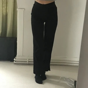 Svarta kostymbyxor - De absolut snyggaste kostymbyxorna med spänning i ryggen.. en riktig skönhet men dessvärre för tajta i låren  :(