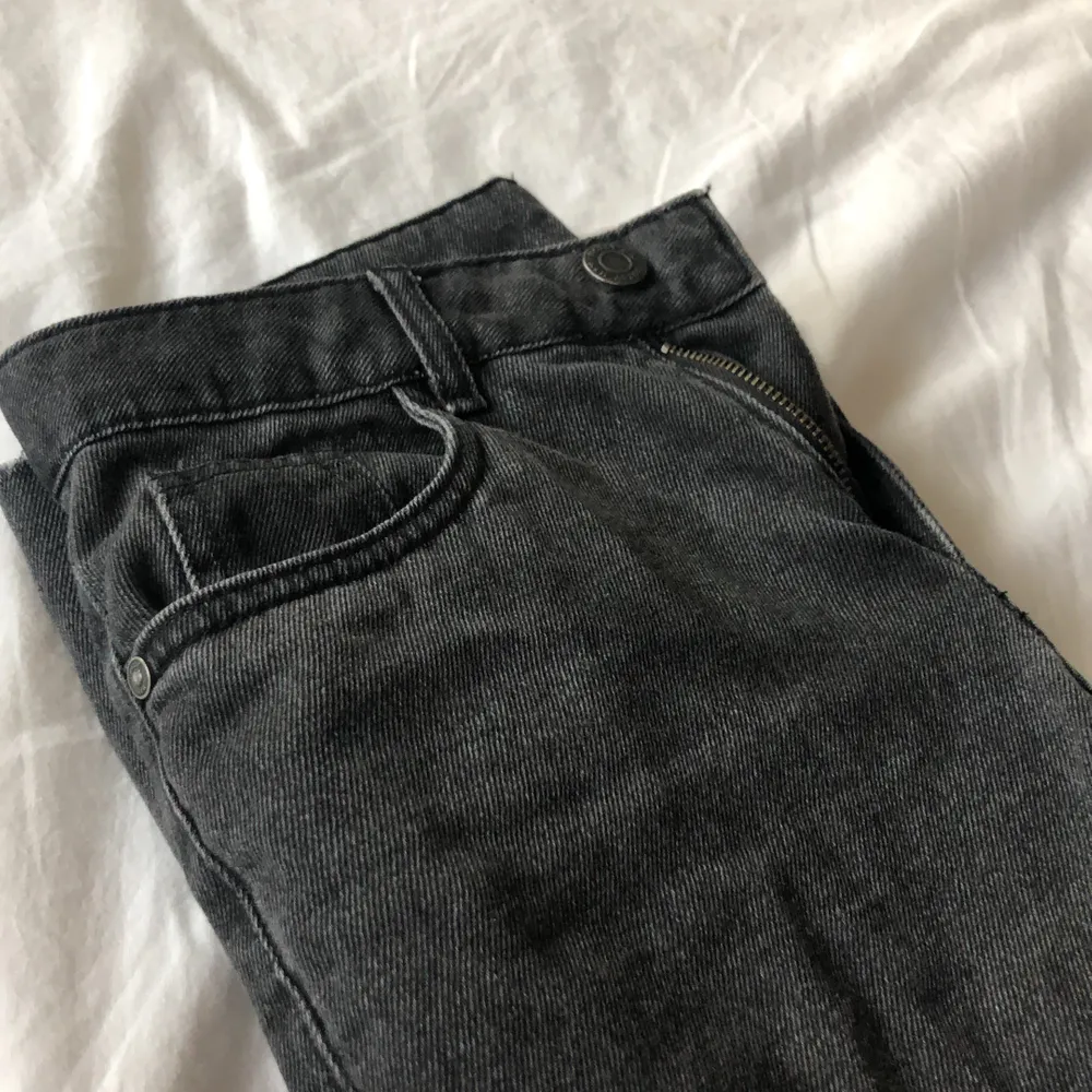 Gråa jeans, (petite) använda endast 1 gång. Passar en liten XS. Jeans & Byxor.
