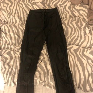 Missguided skinnbyxor  - Skinnbyxor från missguided i storlek M med en slits längst ner på byxorna. Inga skador. Pris kan diskuteras 