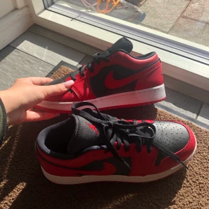 Jordans Low - Säljer mina jordans jag köpte i somras. Har haft på mig dom utomhus en gång men har testat dem inne ett par gånger. Säljer dem eftersom jag ej passar i dom. Storlek 40 men jag är en 38-39 o dem passar mig i storlek. Säljer för minst 1000 då dom är i princip oanvända. Frakten står köparen för 