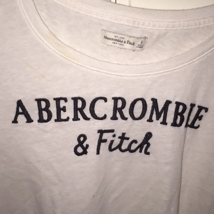 I princip oanvänd abercrombie & fitch tröja långärmad, ursprungligen köpt i London med priset 350kr.. Skjortor.