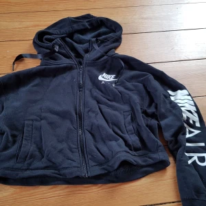 Kort hoodie NIKE Air. - Svart kort hoodie NIKE Air. Acceptabelt skick. Det syns att den är tvättad. Annars hel och fin.