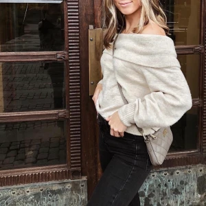 Off shoulder - Stickad off shoulder tröja. Storlek S men passar ända upp till L beroende på hur man vill ha den. Frakt på 63kr :)