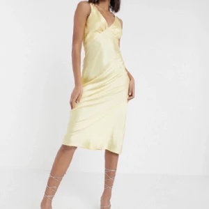 Vacker klänning - Sååå vacker klänning från Asos som är köpt hör på Plick! Säljer vidare då den tyvärr inte passade på mig! Frakt tillkommer men kan också mötas upp i Stockholm!🌸