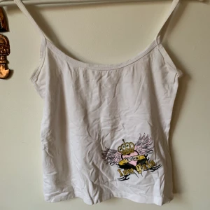 Y2k linne - Super söt y2k vit linne där det står love girls. Skrynklig då den har inte använts på länge men går bort. 130kr inklusive frakt💗