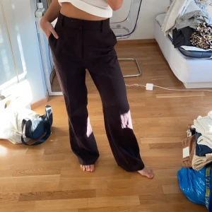 Bruna kostymbyxor  - Bruna kostymbyxor från Carin Wester! Storlek 36 och jag är 165 cm lång! Priset är utan frakt 