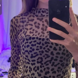 Blus 🐆 - ”Genomskinlig” blus i storlek S 🐆⚡️ Nätmaterial och Leopardmönster 🌟⚡️✨ Använd fåtal gånger och jag skulle säga att den är i nyskick ❗️ Kunden står själv för frakt 📦✨🌟 
