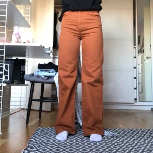 Yoko jeans monki  - Wide leg jeans från monki i modellen Yoko (nypris 400kr). Superfin mörkorange/brun färg som passar perfekt nu till hösten 🧡 Köpta förra hösten och sparsamt använda. Frakt 79kr 🤎 (säljer även samma modell fast gröna) 
