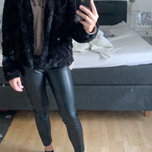 Jacka päls storlek M - Säljer en päls jacka (fake päls) med luva. Som jag älskar men som inte passar mig längre.priset innan var 450kr och jag säljer denna för 100kr+frakt 