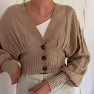 Beige kofta från NA-KD stl M - Fint skick och knappt använt 