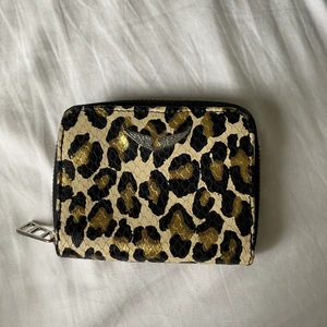 Zadig Plånbok  - Säljer min fina fina Zadig plånbok, iprincip aldrig använd!! I lite orm material. Buda i DM till mig :)