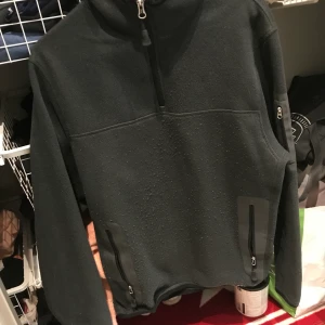 Henri Lloyd seglartröja - Gott skick, lite nopprig. Storlek M men mer som en S. 