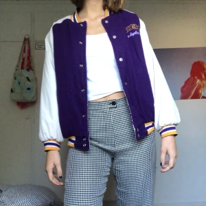 Vintage Lakers Varsity jacka - Säljer min älskade Lakers jacka då den är för kort i ärmarna 😭 Fodrad så den funkar både till vår/vinter/höst. Den klassiska lila färgen och gult i muddarna. Stor logga där bak. Köpt second hand men är i riktigt bra skick 🏀🥰 Köparen står för frakten. 