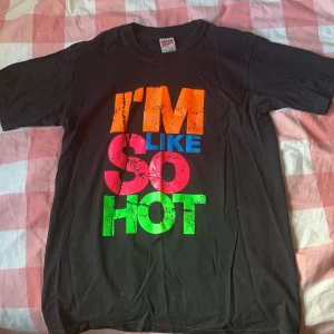 En ”I’m like so hot” svart T-shirt från TH - Jag köpt den I ThaiLand, bär aldrig. Frakt 10kr