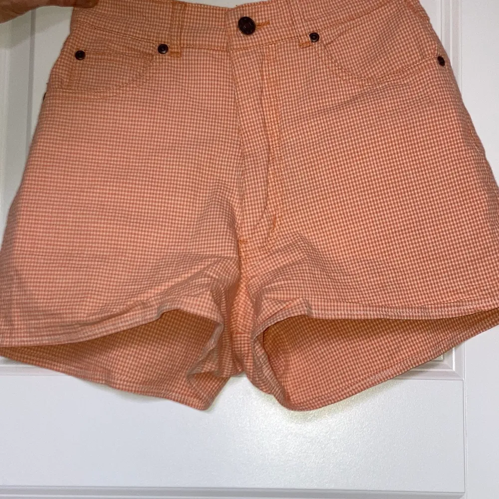Thriftade söta shorts i bra skick, har använt någon enstaka gång🧡🔆. Storlek 38, och som referens är jag XS/S. Köparen står för frakten om vi ej kan mötas upp😊.. Jeans & Byxor.