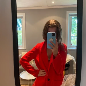 Röd Blazer / Kavaj - Säljer min superfina röda blazer från GINATRICOT pga. att den inte kommer till användning för just mig. (Skärpet ingår men hör egentligen inte till) Nypriset ligger på 300kr och den är knappt använd.♥️ Kan gå ner i pris vid snabb affär!!!