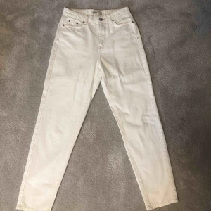  - Vita snygga mom jeans från Gina tricot med bruna sömmar. Byxornas modell är Dagny mom jeans. Säljer pga att jag köpt de i för stor storlek. Använt en gång! Perfekt till en beige stickad tröja eller en svart snygg topp. Köpt för 499kr säljer för 250kr 💕