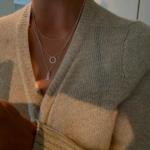 Silver Halsband  - Jätte fint silver halsband som passar till allt. Köpte det nyligen men aldrig använt då jag har för många halsband🤩✨ Kostar endast 79kr och då ingår frakt😃 säljer till första som skriver!!!