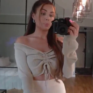 Stickad tröja - En söt tröja från madlady, i storlek xs (tjejen på bilden bär även XS) sitter som en S. Aldrig använt då jag fick en lika dan i present⚡️🦋🌸