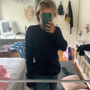 Ralph lauren tröja - Säljer denna stickade Ralph lauren tröja i marinblå, super bra skick. Skrov för fler bilder❤️❤️