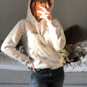 Champion hoodie - Skit skön hoodie från champion, använd typ 2 ggr så ser helt ny ut, har extremt skönt tyg inuti och är väldigt varmt, perfekt för vintern! Köpt för ca 400kr.Skriv privat om ni vill ha fler eller bättre bilder, kan mötas upp men annars står köparen för frakten💓 