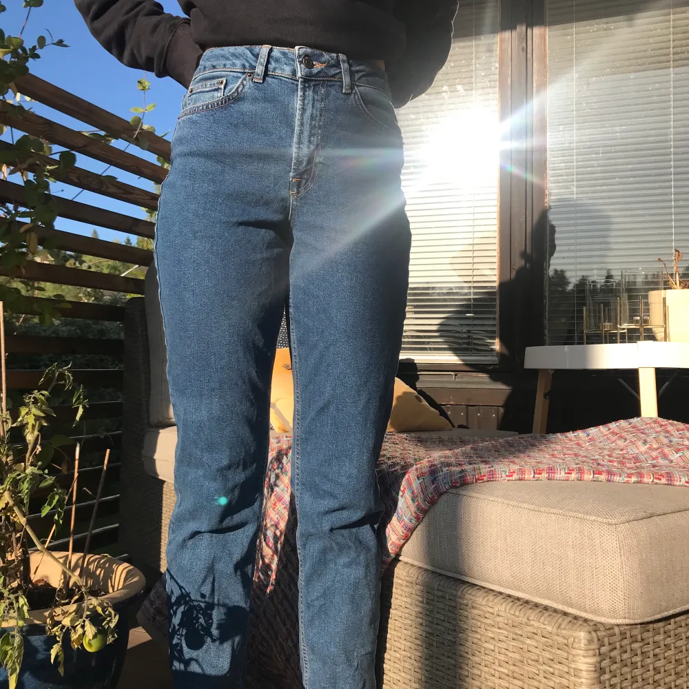 Snygga Vero Moda mom jeans som inte kommit till användning. Köpta för 299 Nästan nyskick, använt typ 3 gånger. Kontakta privat för fler bilder och frågor :) . Jeans & Byxor.