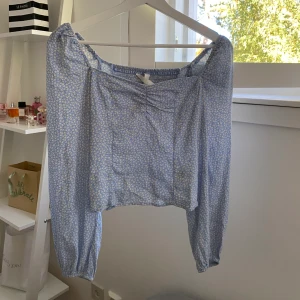 Mönstrad tröja  - Blommig tröja från H&M men små puffärmar 💜 använd fåtal gånger så i bra skick. Köparen står för frakten 