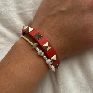 Valentinoarmband  - Superfint rosa/rött nitarmband från Valentino, använt enstaka gång därav toppskick!! Dustbag ingår